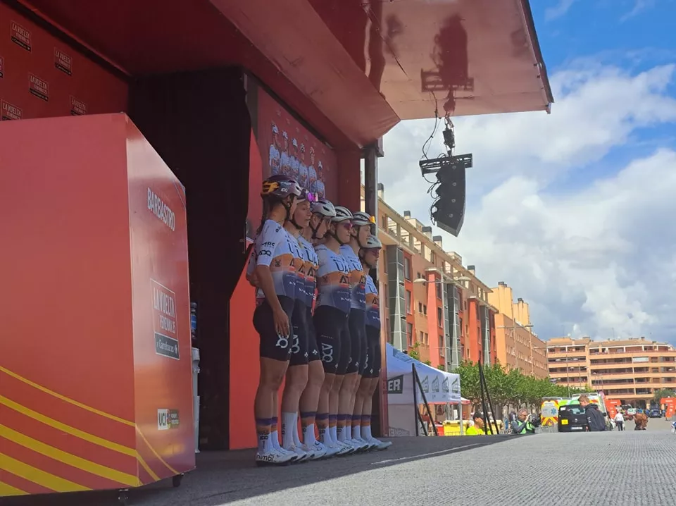Imágenes de la salida de la tercera etapa de la Vuelta Femenina en Barbastro. Foto: Ayto. Barbastro