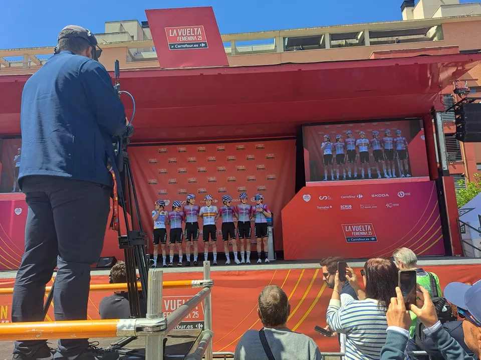 Imágenes de la salida de la tercera etapa de la Vuelta Femenina en Barbastro. Foto: Ayto. Barbastro