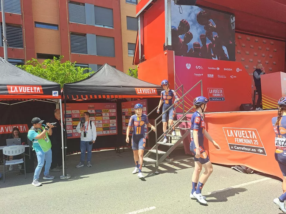Imágenes de la salida de la tercera etapa de la Vuelta Femenina en Barbastro. Foto: Ayto. Barbastro