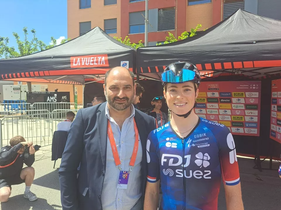 Imágenes de la salida de la tercera etapa de la Vuelta Femenina en Barbastro. Foto: Ayto. Barbastro