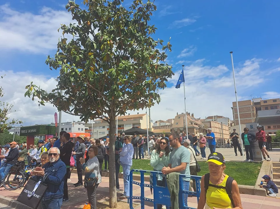 Imágenes de la salida de la tercera etapa de la Vuelta Femenina en Barbastro. Foto: Ayto. Barbastro