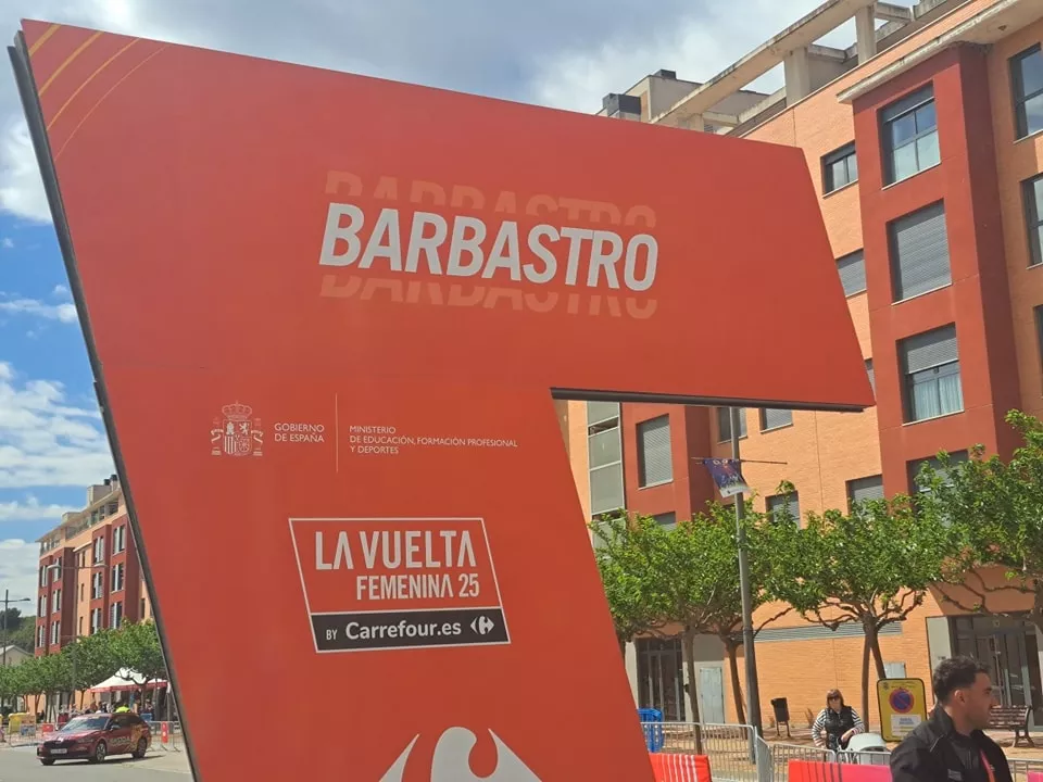 Imágenes de la salida de la tercera etapa de la Vuelta Femenina en Barbastro. Foto: Ayto. Barbastro