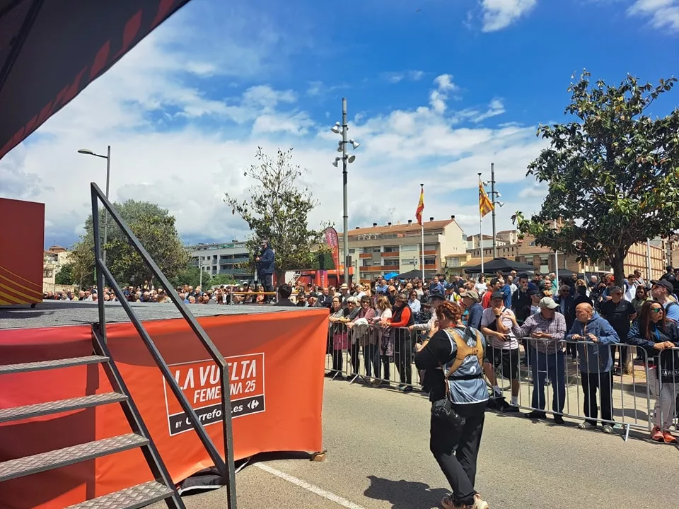 Imágenes de la salida de la tercera etapa de la Vuelta Femenina en Barbastro. Foto: Ayto. Barbastro