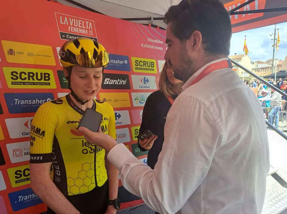 Imágenes de la salida de la tercera etapa de la Vuelta Femenina en Barbastro. Foto: Ayto. Barbastro
