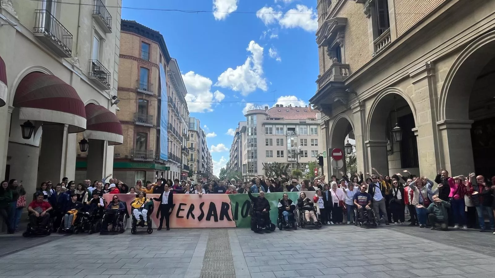Foto de familia para inaugurar la sexta edición de Diversario. Foto de familia para inaugurar la sexta edición de Diversario.