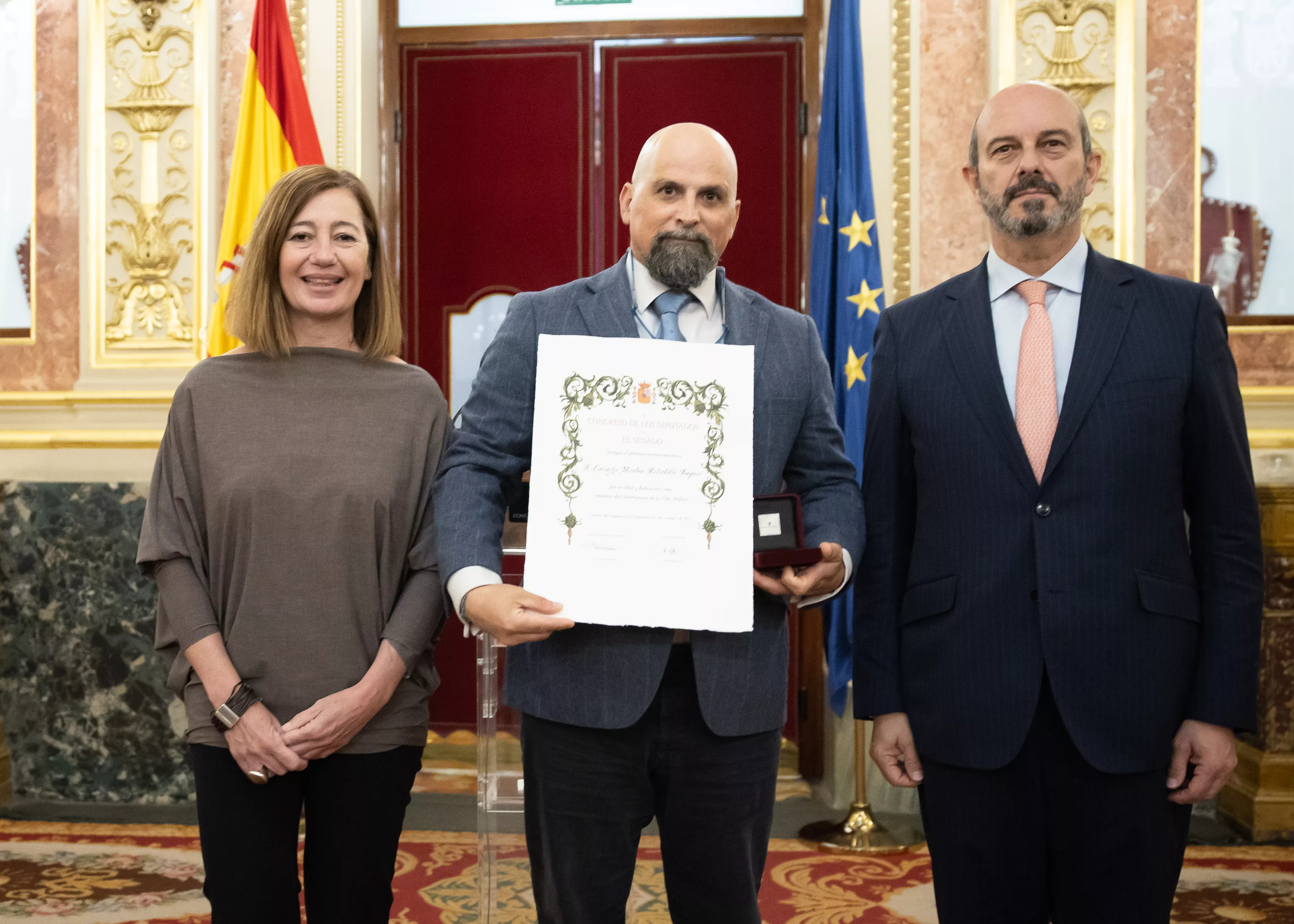 Pablo Martín Retortillo, entre Francina Armengol y Pedro Rollán en el reconocimiento al Observatorio de la Vida Militar. Foto Povedano Fotógrafos