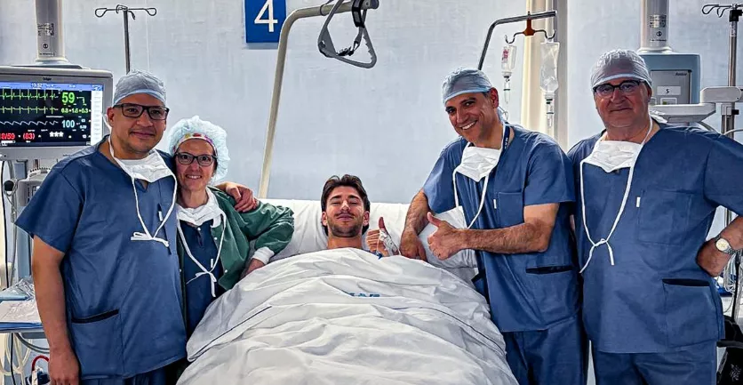 Jordi Martín, con el pulgar levantado, junto a los doctores tras la operación.