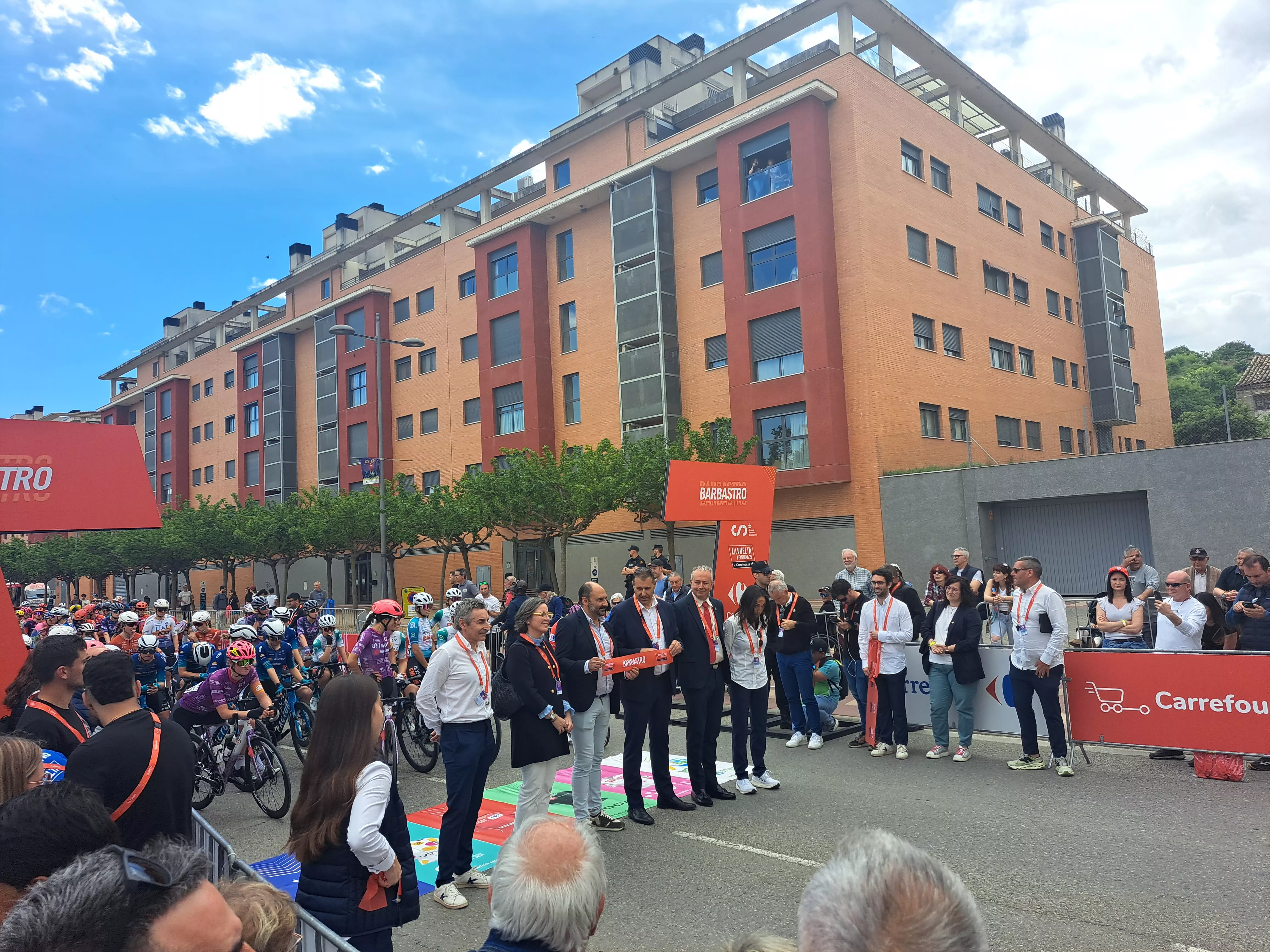 Imágenes de la salida de la tercera etapa de la Vuelta Femenina en Barbastro. Foto: Ayto. Barbastro