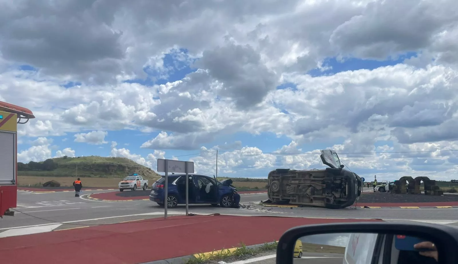 Lugar del accidente, con un coche y una furgoneta implicados.