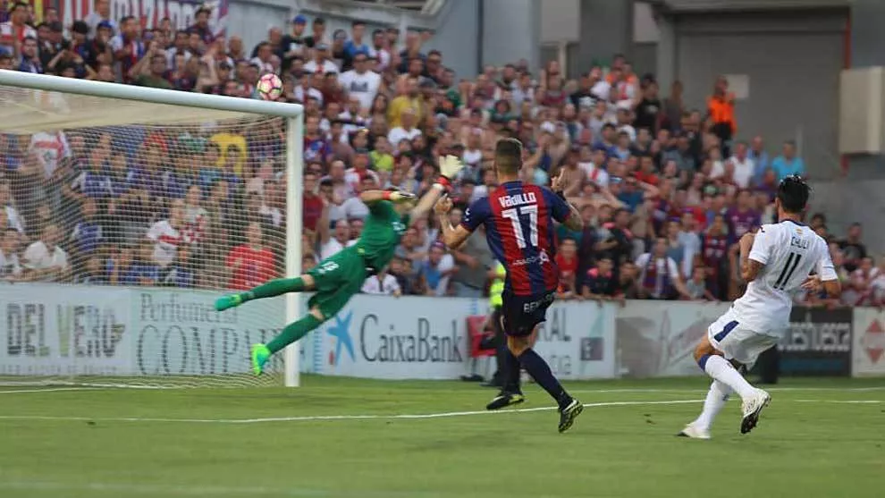 Vadillo, jugador del Huesca, busca el gol en el partido del playoff ante el Getafe, en el año 2017.