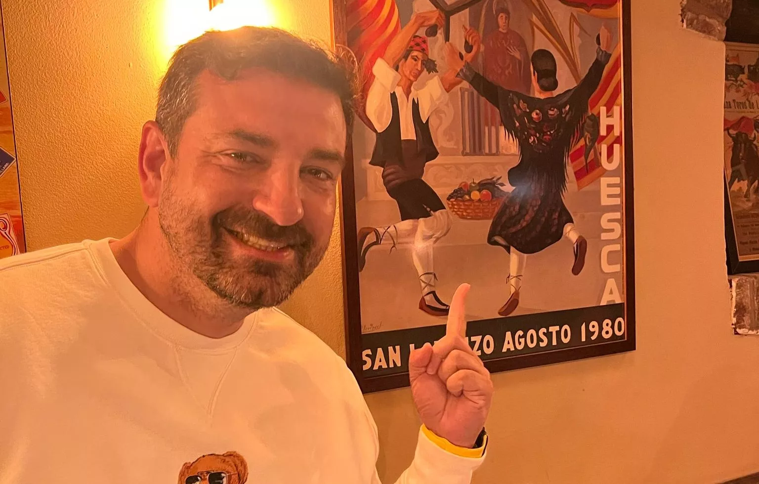 Alberto Ibor, con el cartel de Fiestas de San Lorenzo de 1980 en Amsterdam