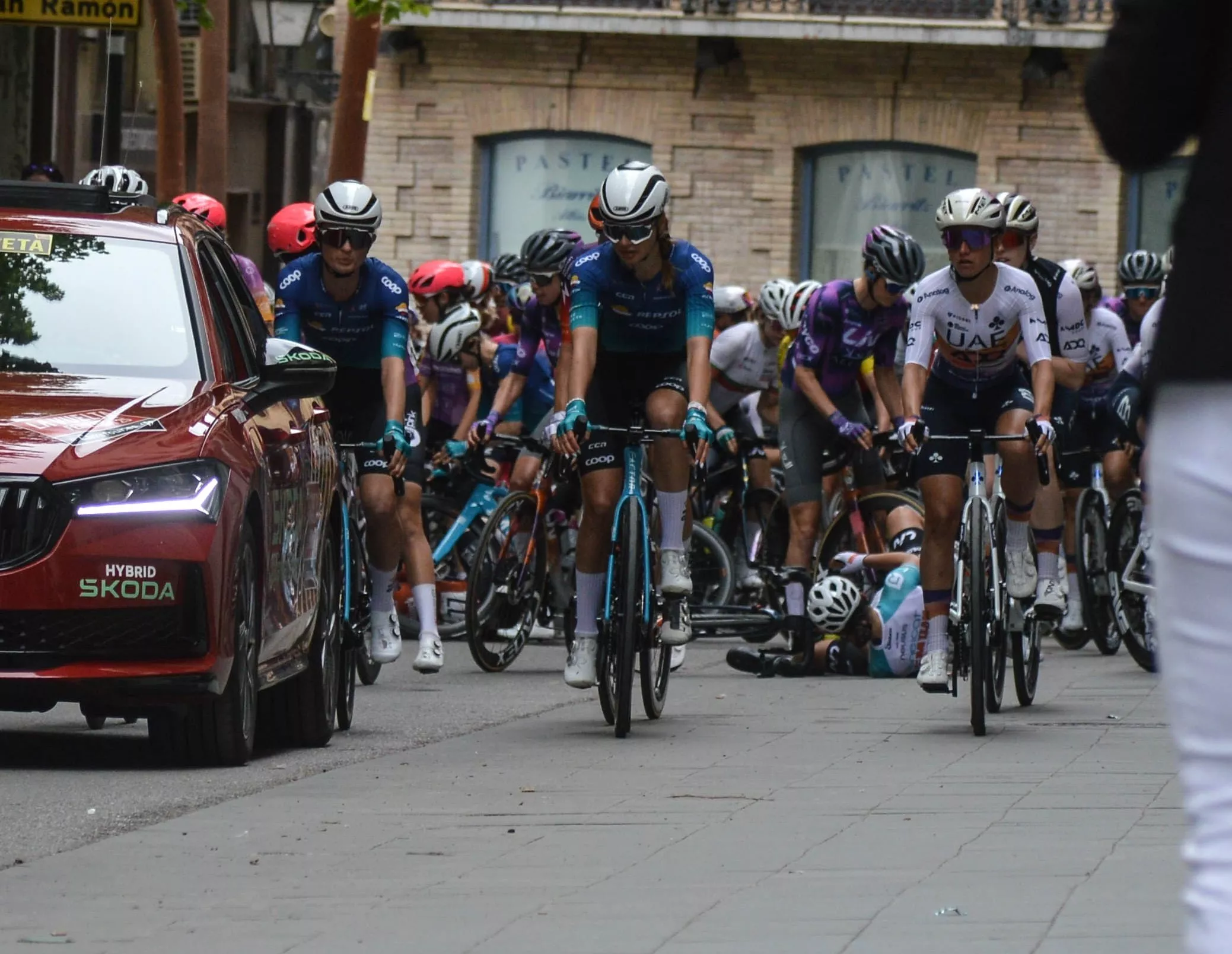 Momento de la caída de este martes en la entrada al Paseo del Coso de Barbastro. Foto: Jorge Mazón/El Cruzado Aragonés
