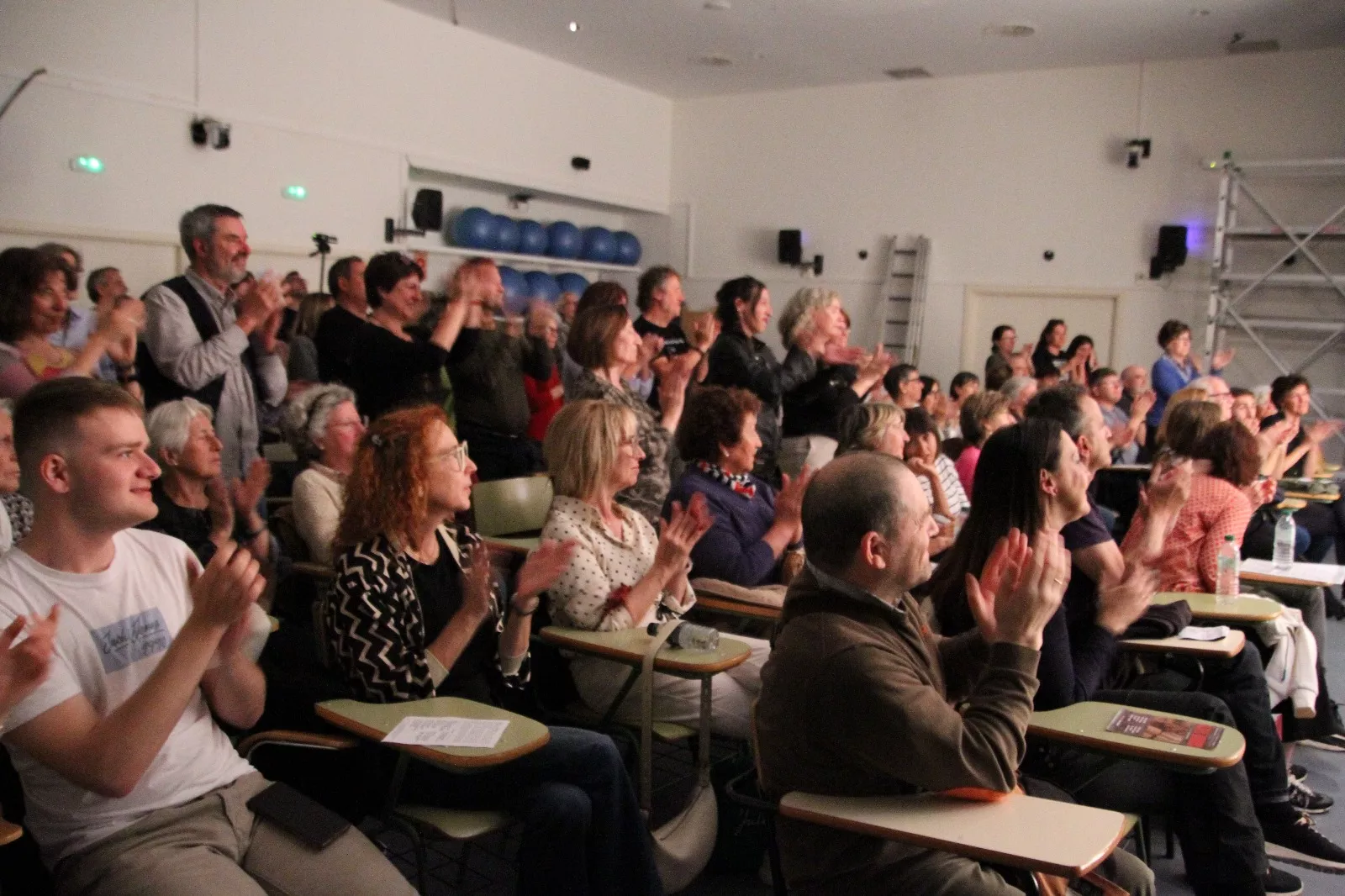 Actuación del grupo universitario En Obras de “Retales y remiendos”. Foto Carlos Neofato