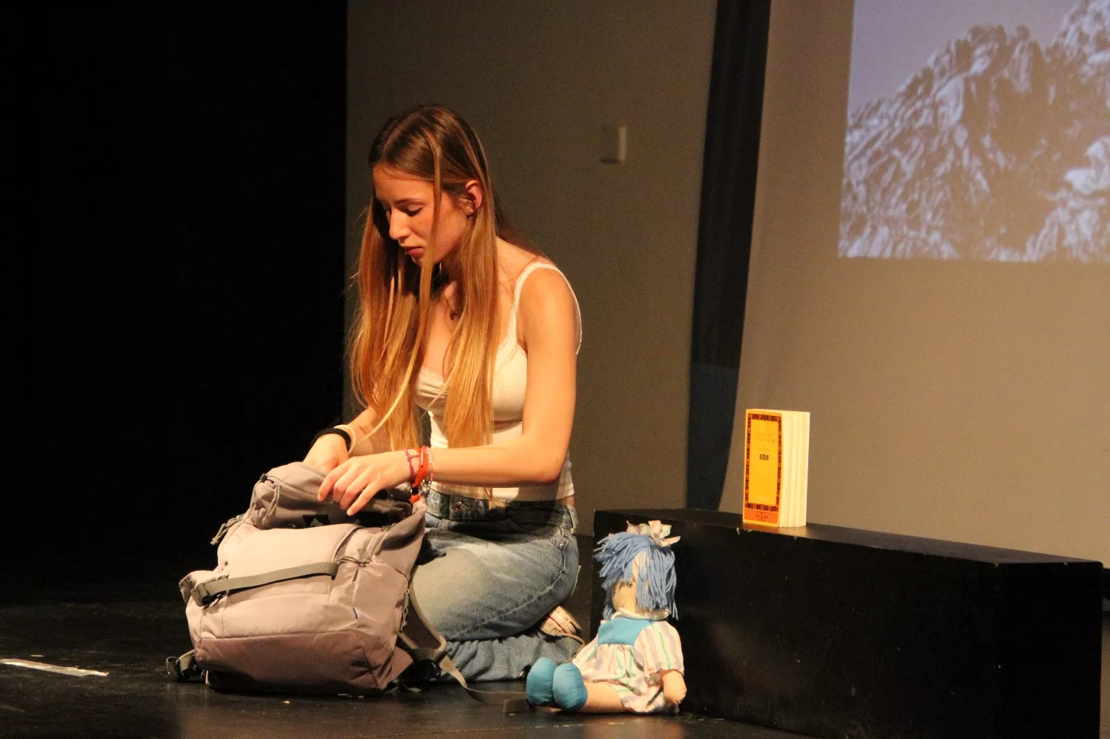 Actuación del grupo universitario En Obras de “Retales y remiendos”. Foto Carlos Neofato