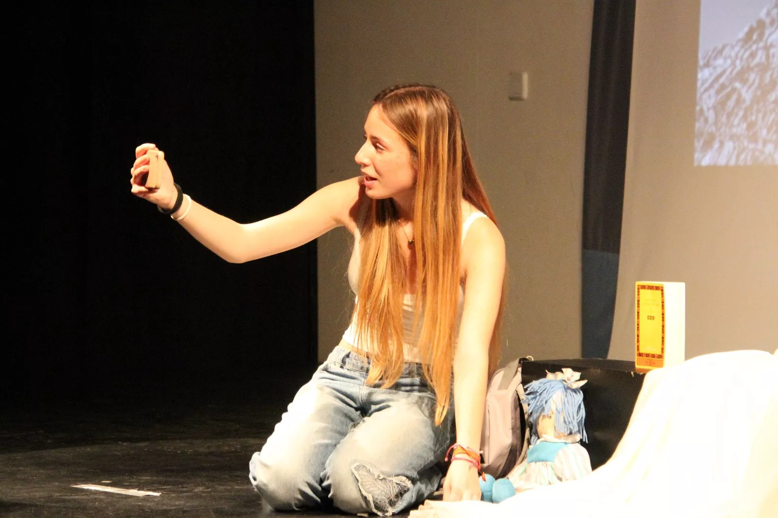 Actuación del grupo universitario En Obras de “Retales y remiendos”. Foto Carlos Neofato