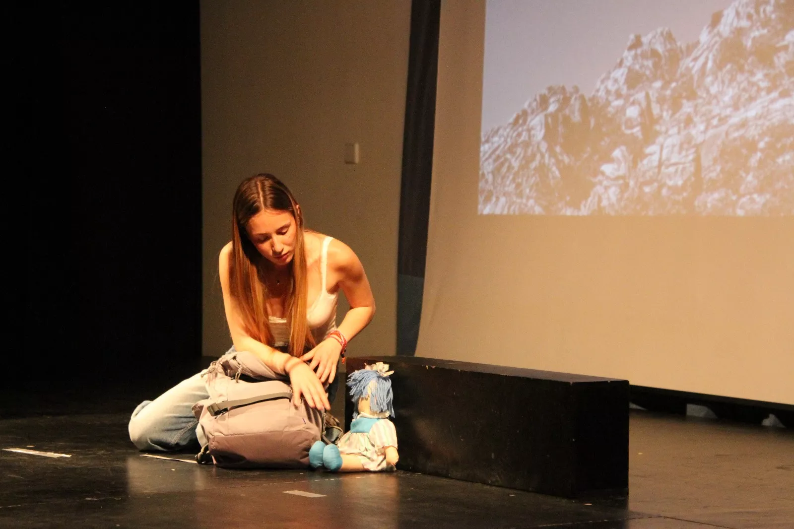 Actuación del grupo universitario En Obras de “Retales y remiendos”. Foto Carlos Neofato