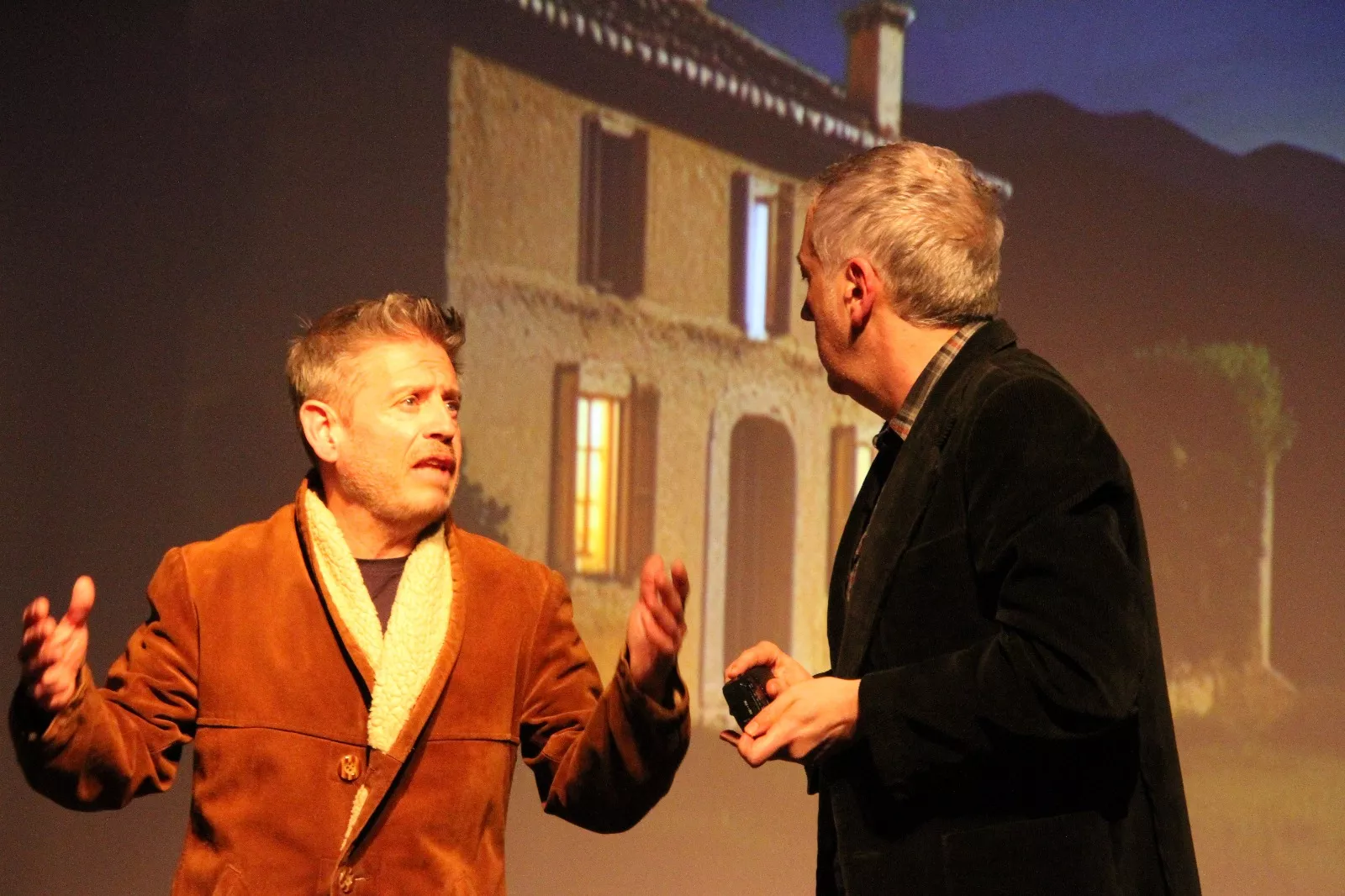 Actuación del grupo universitario En Obras de “Retales y remiendos”. Foto Carlos Neofato