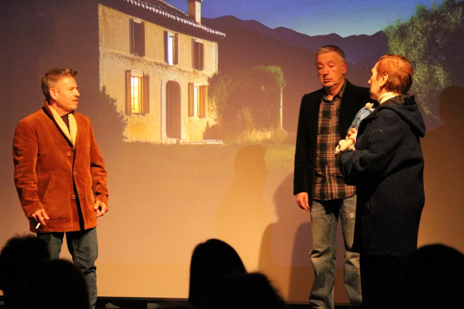 Actuación del grupo universitario En Obras de “Retales y remiendos”. Foto Carlos Neofato