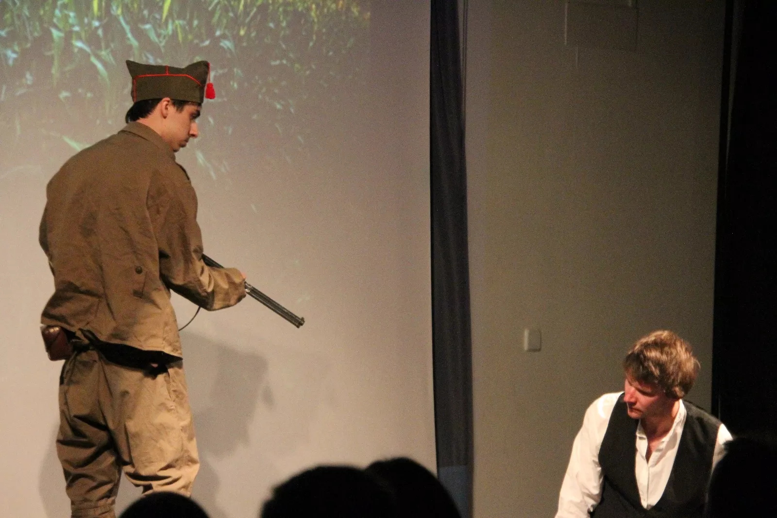 Actuación del grupo universitario En Obras de “Retales y remiendos”. Foto Carlos Neofato