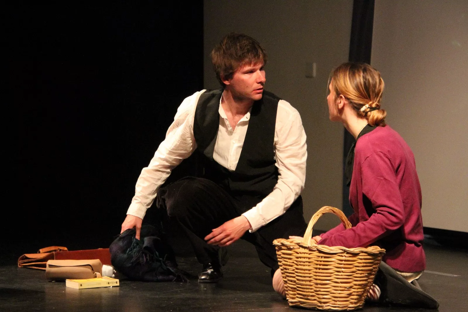 Actuación del grupo universitario En Obras de “Retales y remiendos”. Foto Carlos Neofato