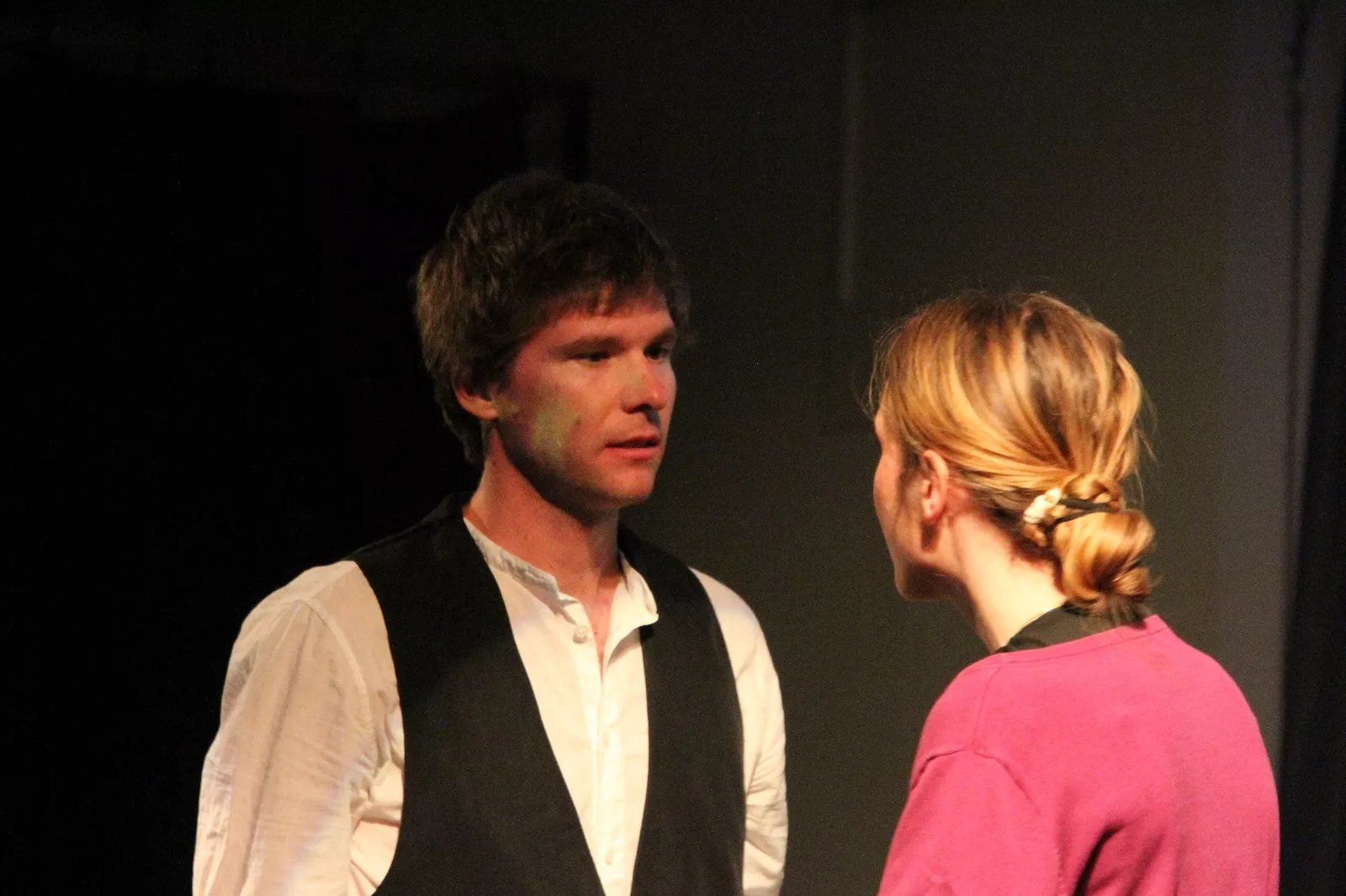 Actuación del grupo universitario En Obras de “Retales y remiendos”. Foto Carlos Neofato