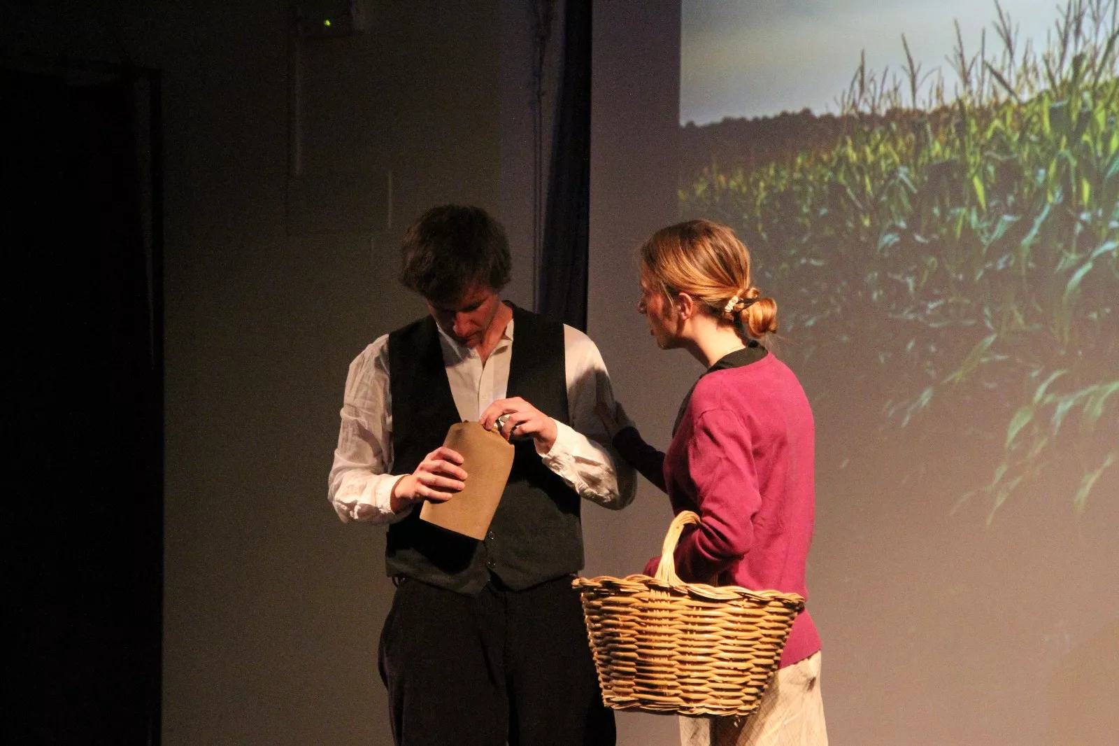 Actuación del grupo universitario En Obras de “Retales y remiendos”. Foto Carlos Neofato