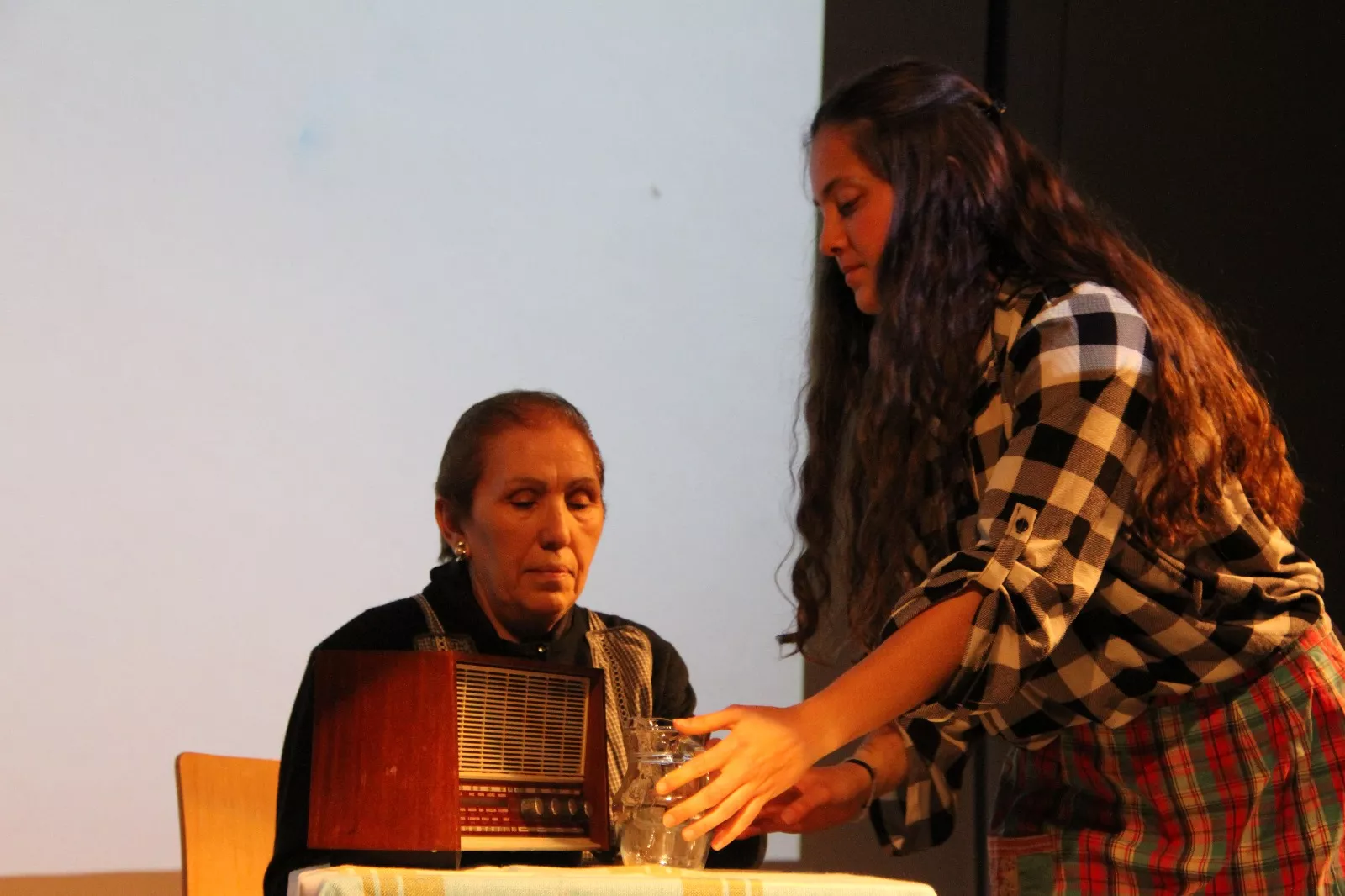 Actuación del grupo universitario En Obras de “Retales y remiendos”. Foto Carlos Neofato