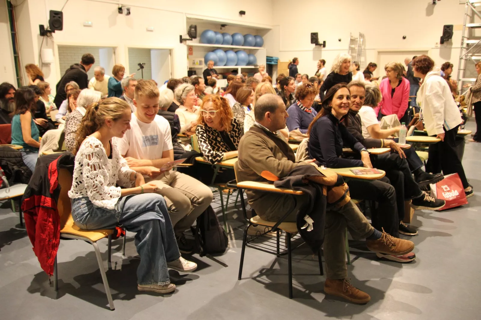 Actuación del grupo universitario En Obras de “Retales y remiendos”. Foto Carlos Neofato