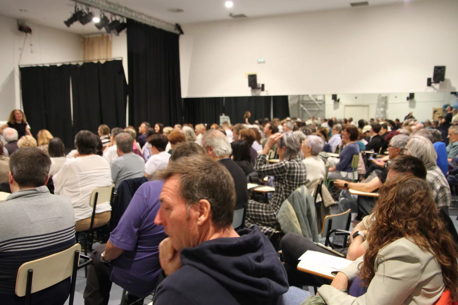 Actuación del grupo universitario En Obras de “Retales y remiendos”. Foto Carlos Neofato