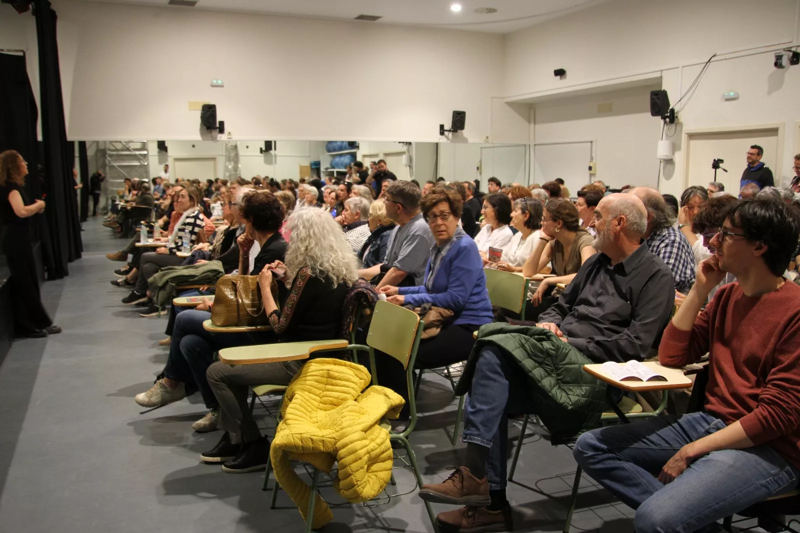 Actuación del grupo universitario En Obras de “Retales y remiendos”. Foto Carlos Neofato
