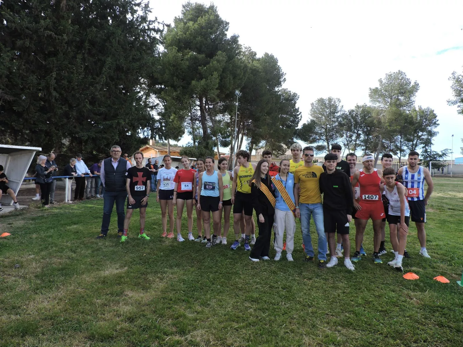 Corredores con las reinas y el alcalde