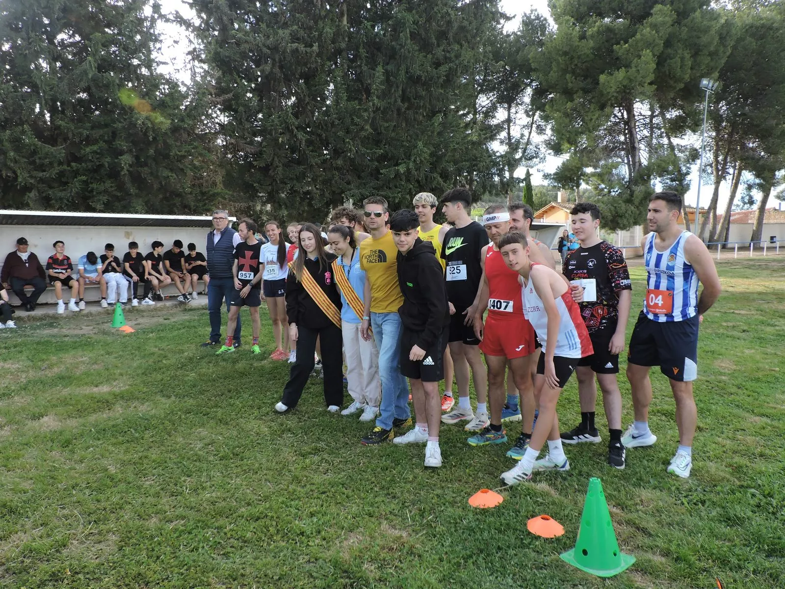 Corredores con las reinas y el alcalde