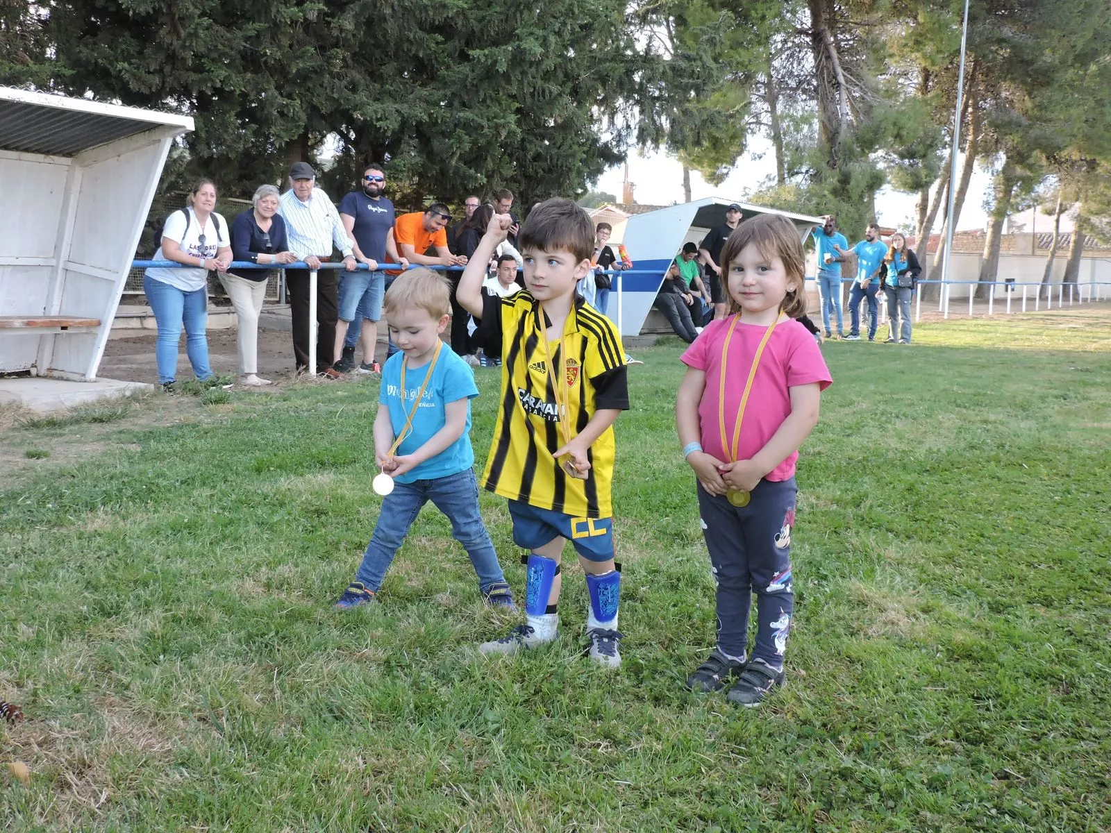 Niños de hasta 3 años con las medallas