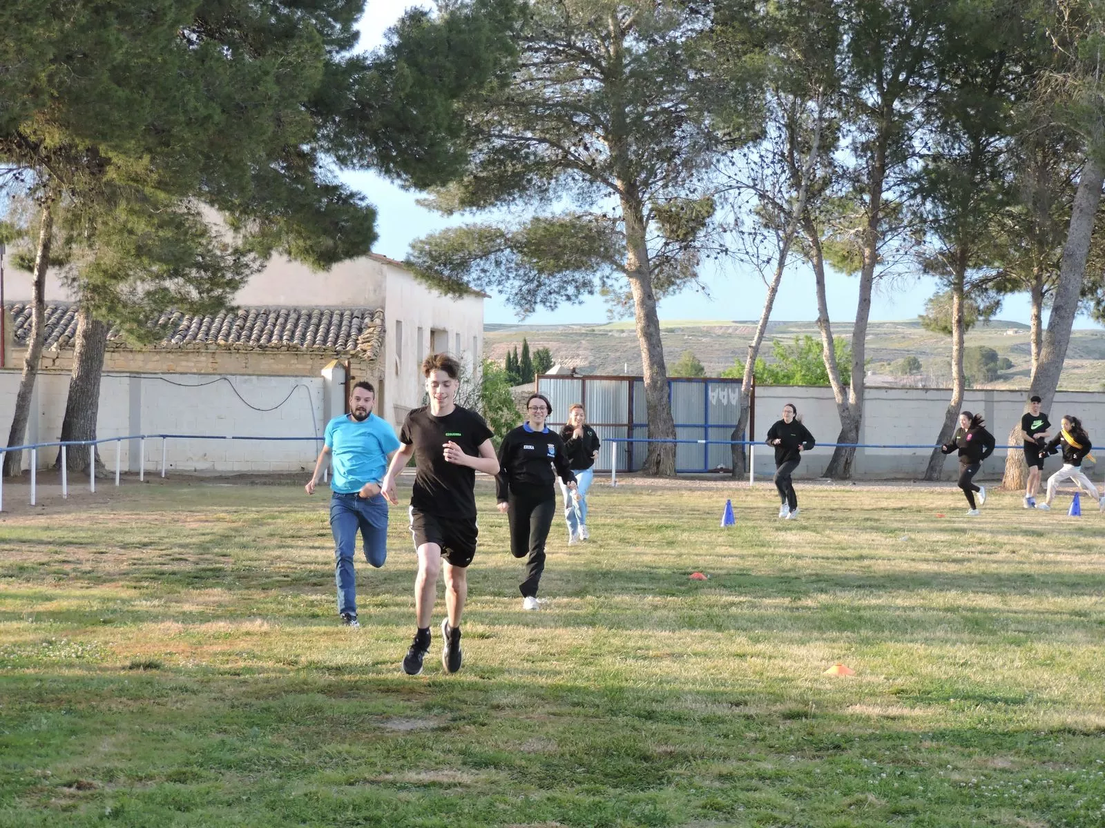 Miembros de la Comisión de Fiestas llegando a meta