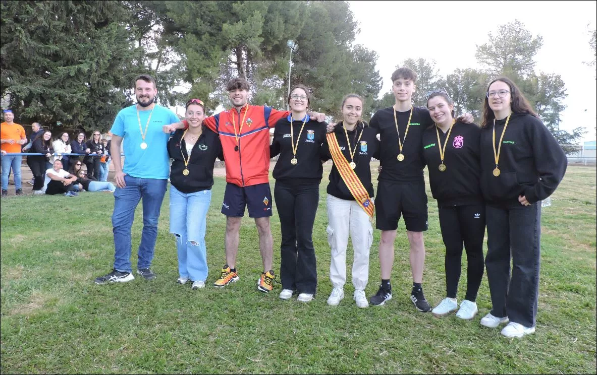 Comisión de Fiestas con sus medallas