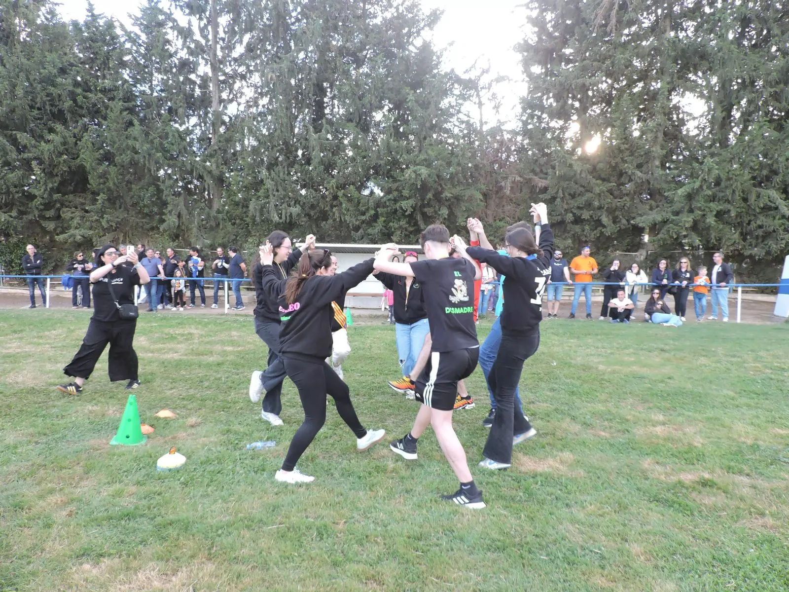 Comisión de Fiestas bailando la Jota de los pollos