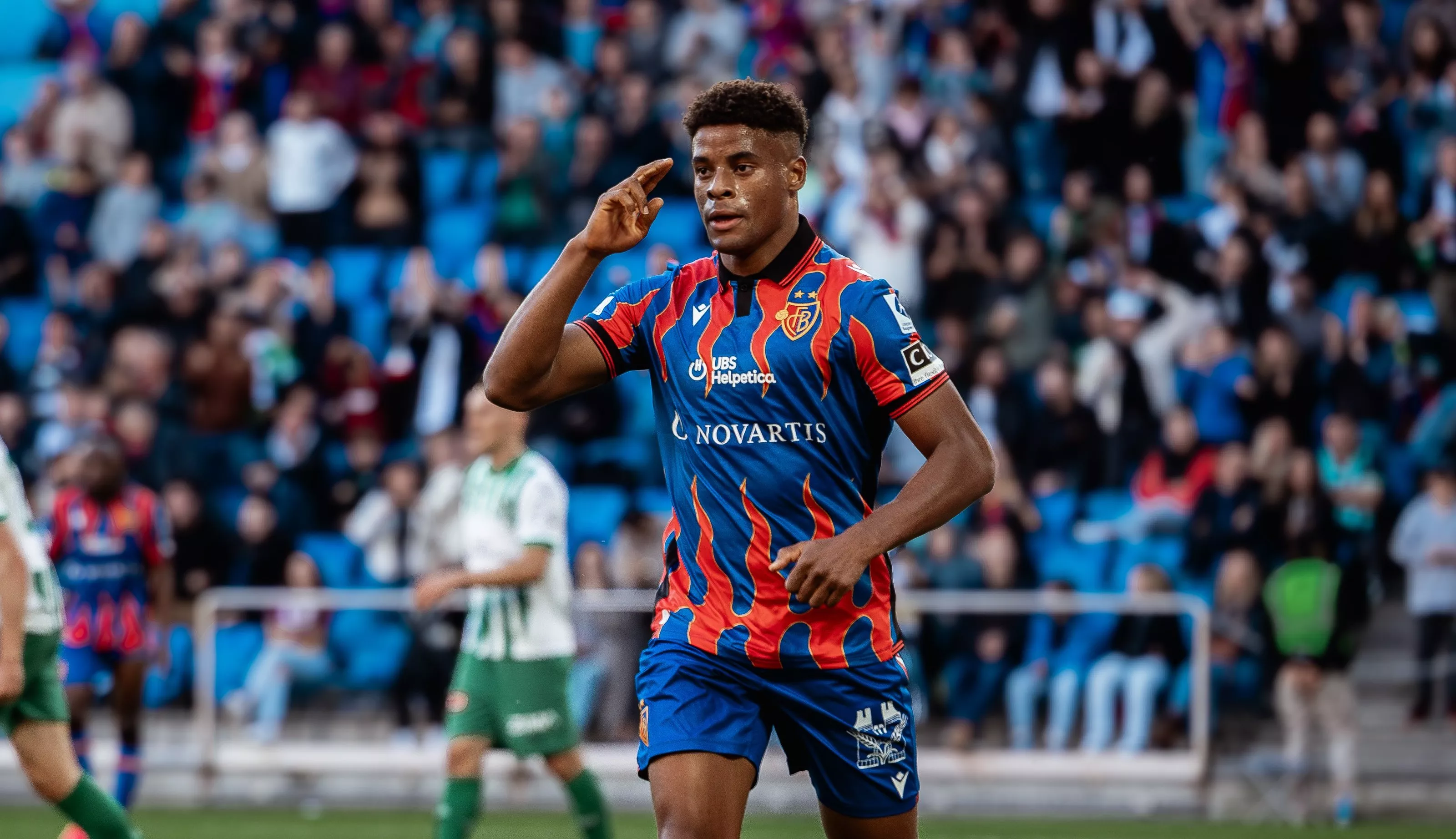 Kevin Carlos celebra un gol con el Basilea.