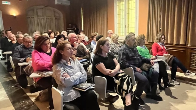 Público asistente a la charla en el IEA. Público asistente a la charla en el IEA.