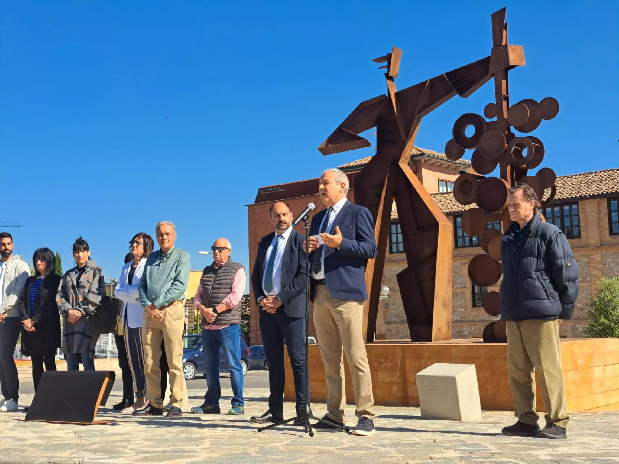 Francisco Berroy junto al alcalde, Fernando Torres, y el autor de Hombre Racimo, Julio Tapia