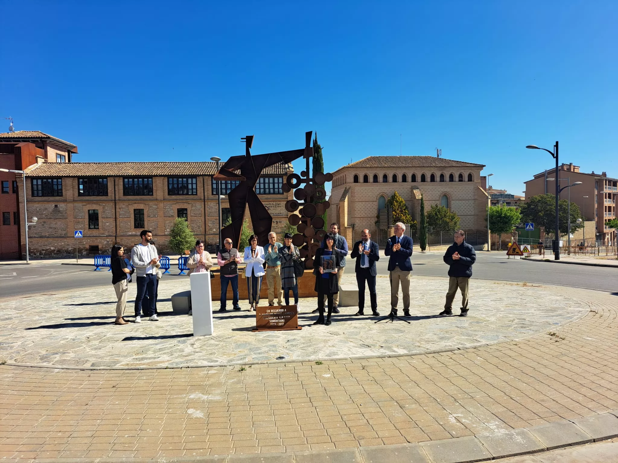 Inauguración de la estatua Hombre Racimo en Barbastro