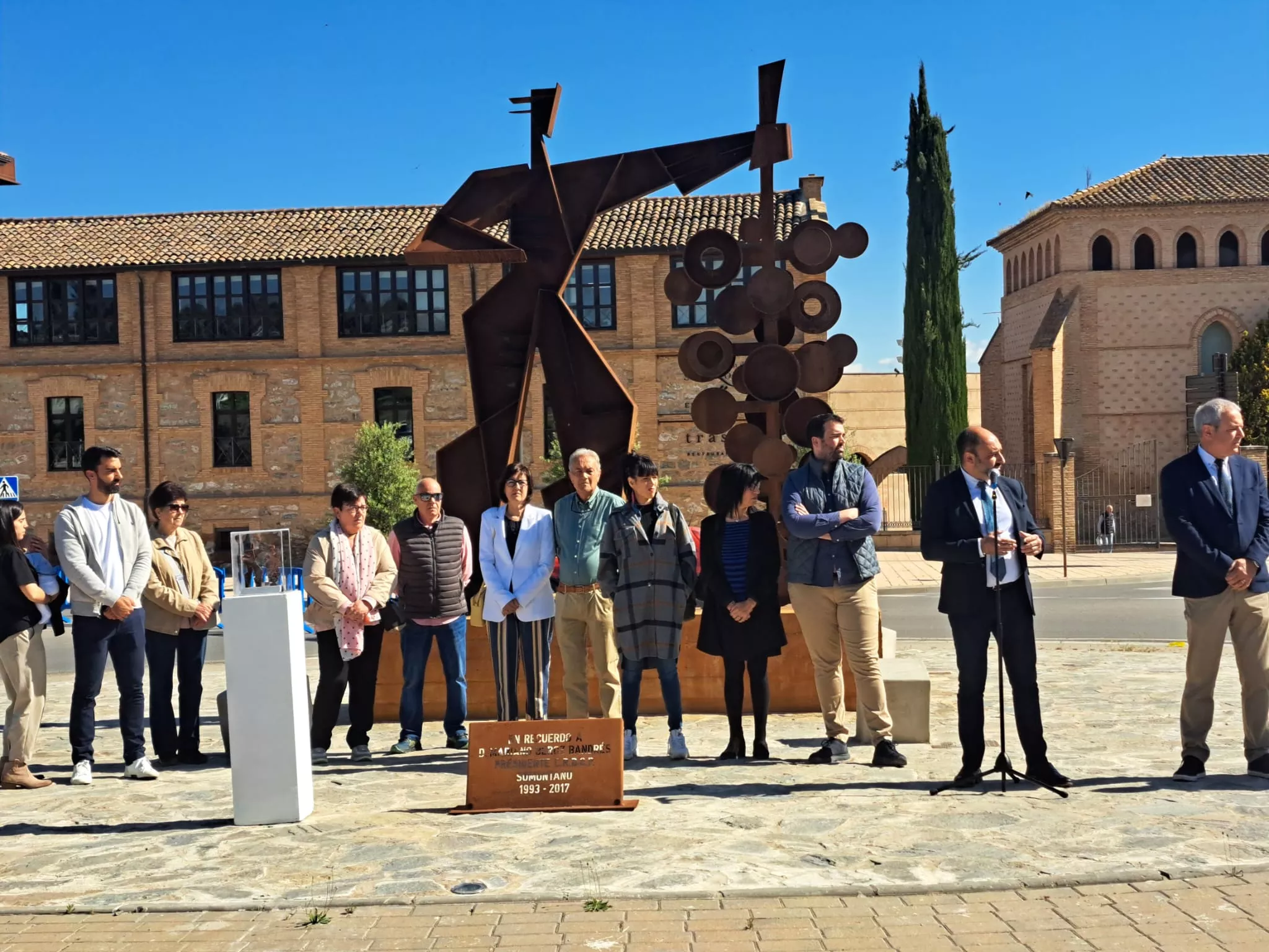 Inauguración de la estatua Hombre Racimo en Barbastro