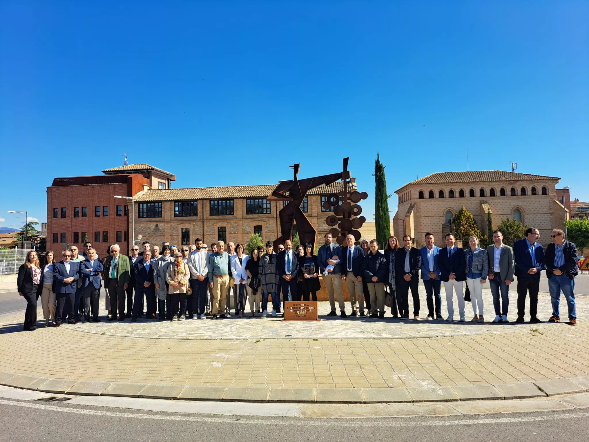 Inauguración de la estatua Hombre Racimo en Barbastro