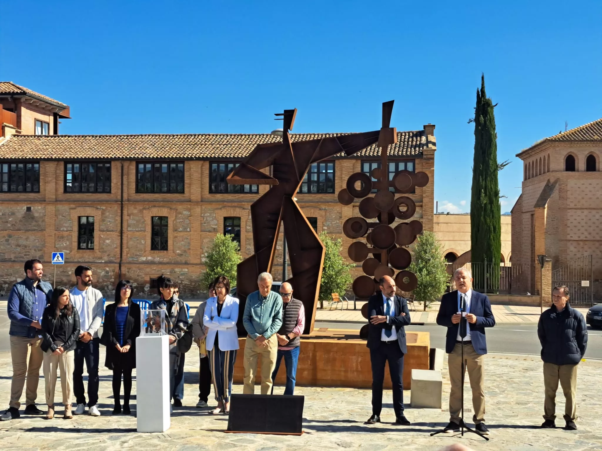 Inauguración de la estatua Hombre Racimo en Barbastro