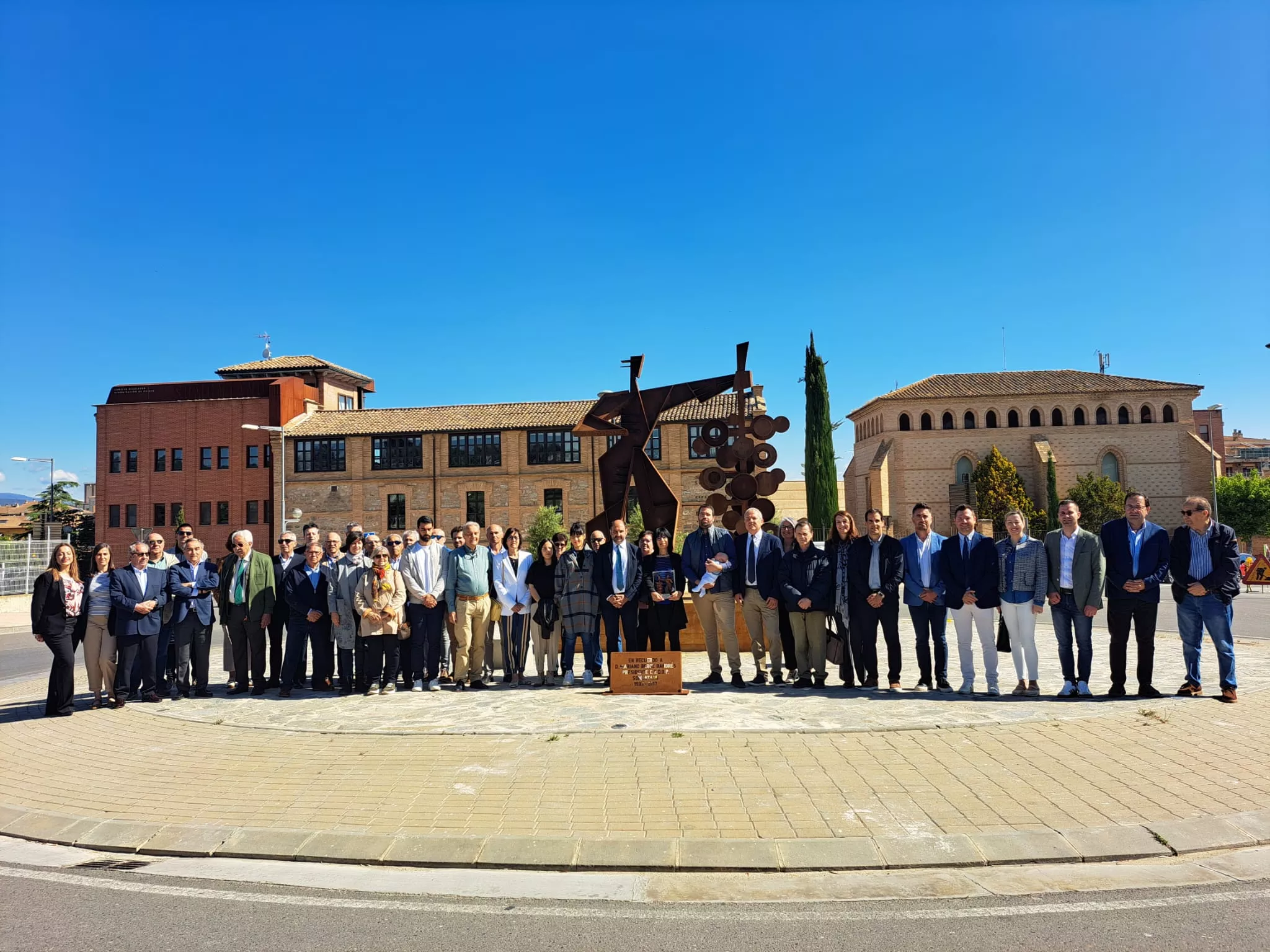 Inauguración de la estatua Hombre Racimo en Barbastro