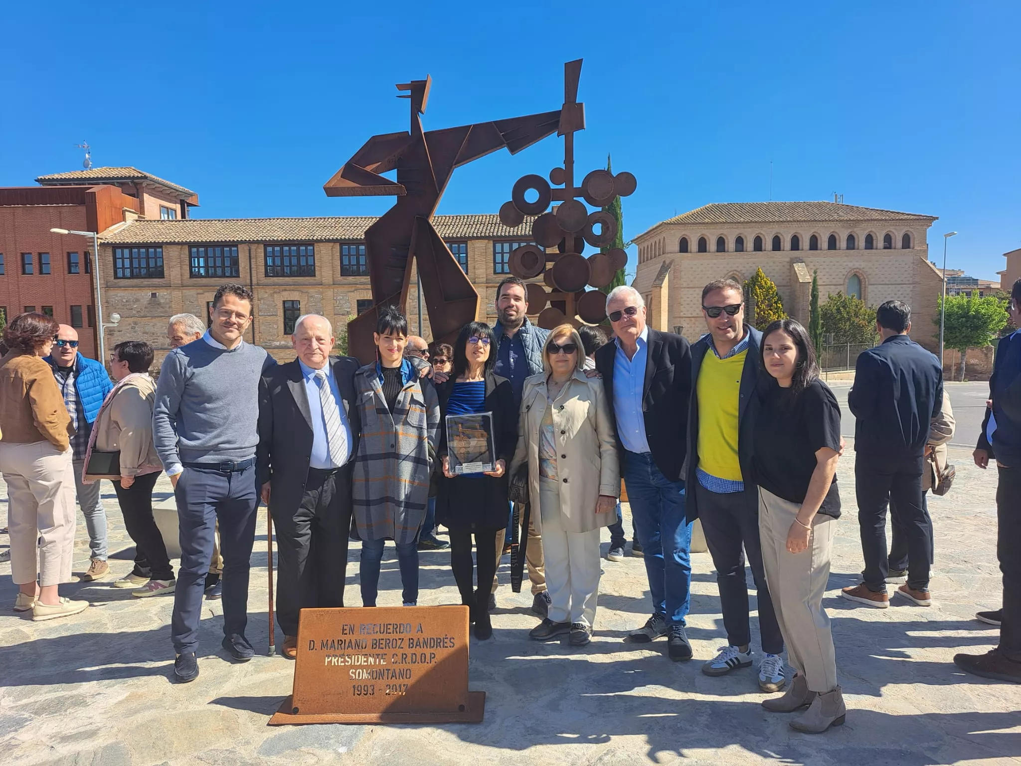 Inauguración de la estatua Hombre Racimo en Barbastro
