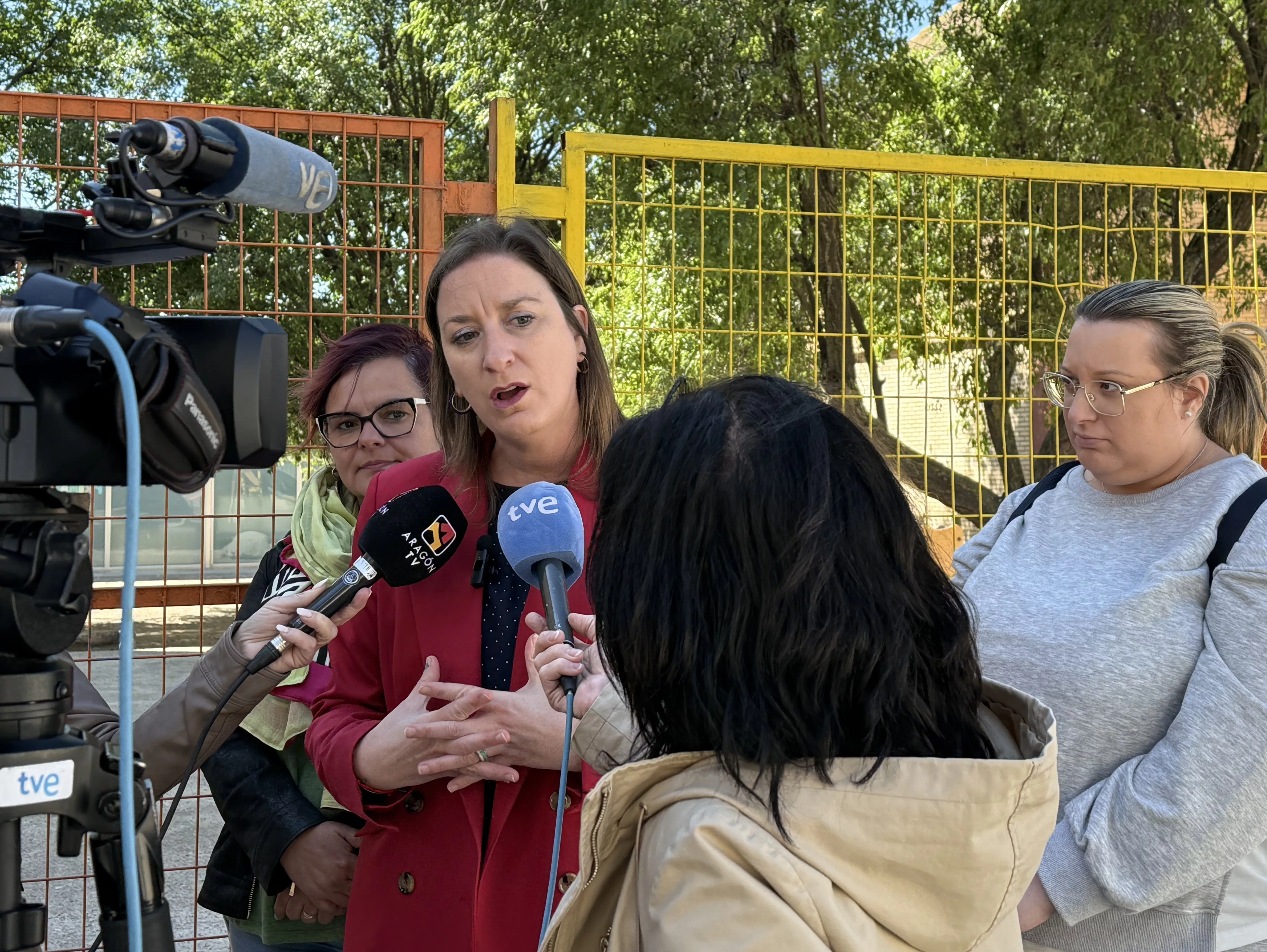 La diputada socialista María Rodrigo ha abordado cuestiones de educación en Almudévar.