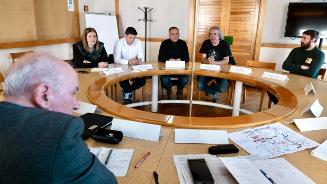 Miguel Ángel Arminio y los alcaldes de los municipios por los que pasa la A-132. Foto Fabián Simón Miguel Ángel Arminio y los alcaldes de los municipios por los que pasa la A-132. Foto Fabián Simón