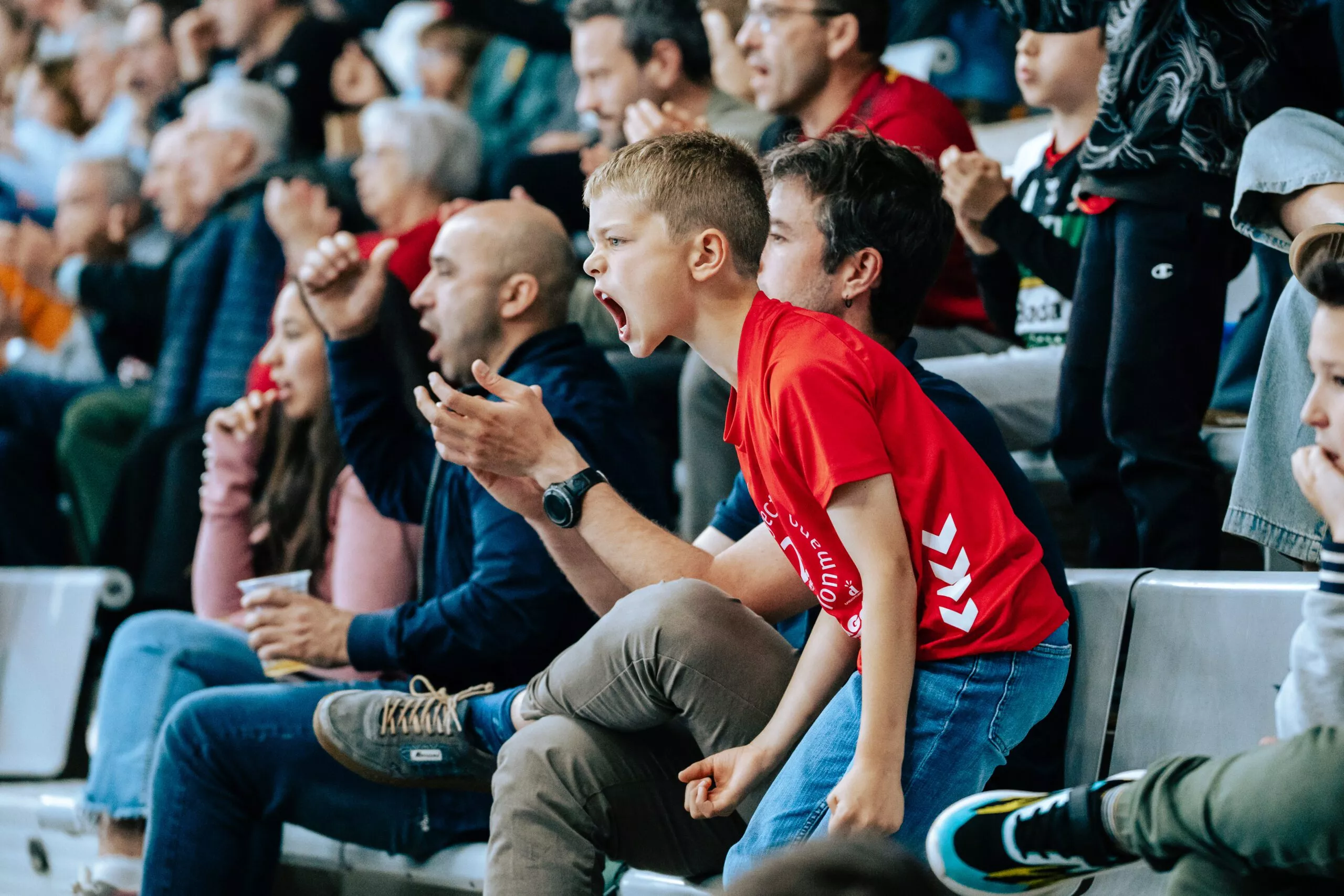 Un aficionado joven de Bada Huesca anima a su equipo.