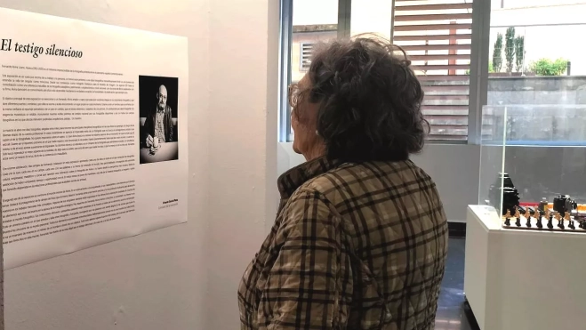 Una espectadora en la exposición de Fernando Alvira Lizana
