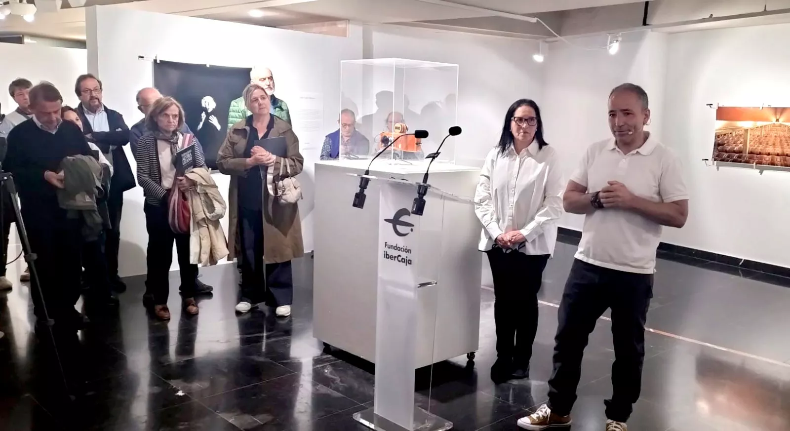 Vicente García Plana y Alexia Serrano, junto a público en la inauguración de El Testigo Silencioso en Fundación Ibercaja.